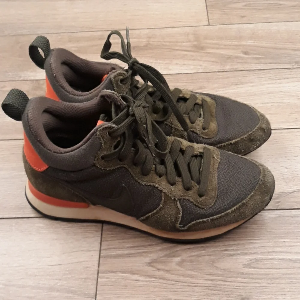 NIKE Women's Internationalist‎ Mid Running Shoes Carbon Green Womens Size 6